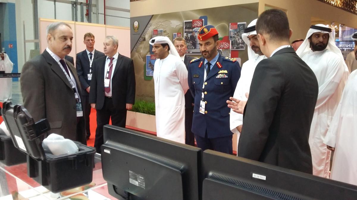 Представители генштаба вооруженных сил ОАЭ испытывают возможности стенда для обучения операторов
