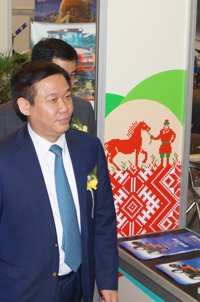 Посещение стенда НАН Беларуси заместителем Премьер-министра Вьетнама Vuong Dinh Hue