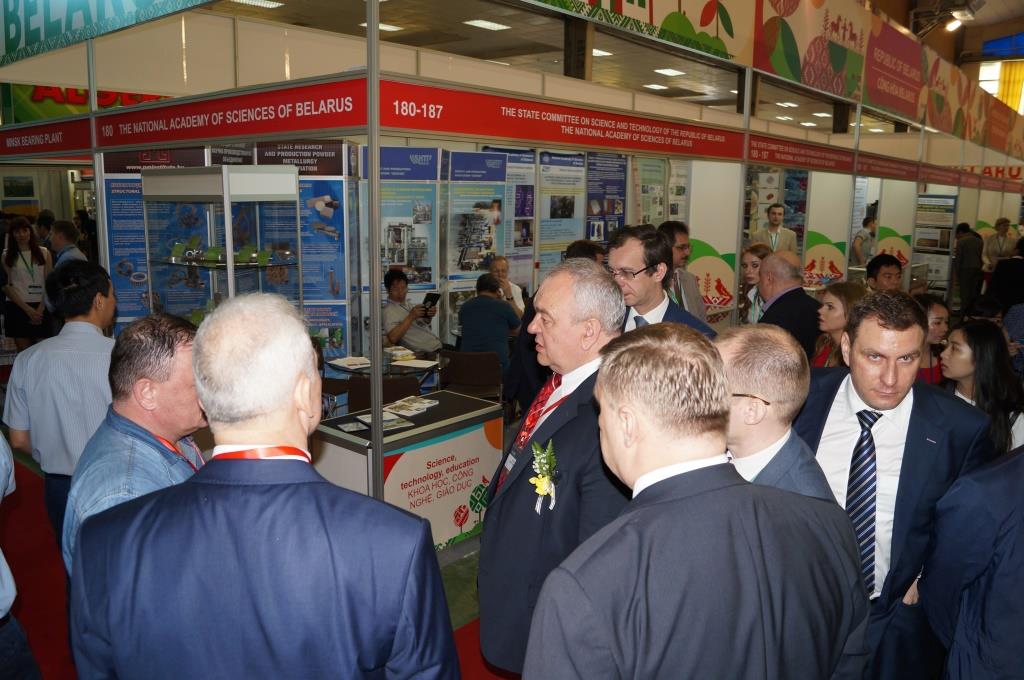 Посещение стенда НАН Беларуси официальной делегацией на открытии выставки